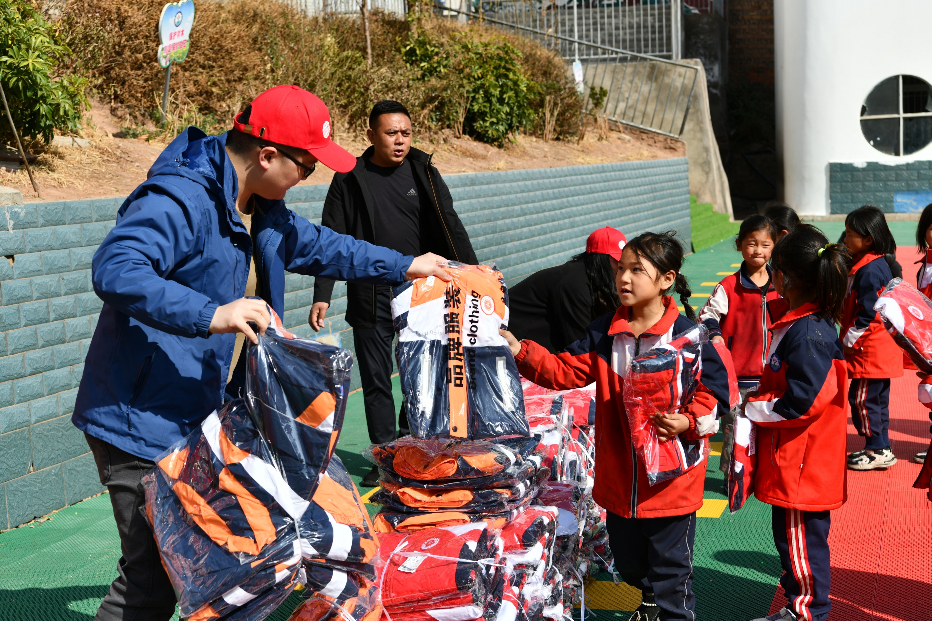 感恩外貿人——溫暖獻涼山